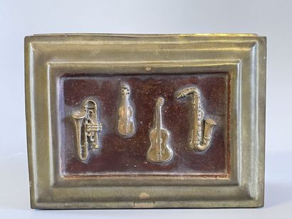 Box with music attributes. Years 1970.

6,5...