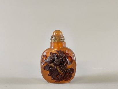 Snuffbox in reconstituted amber decorated...