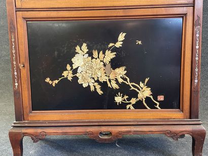 
Japanese display case in exotic wood, three...