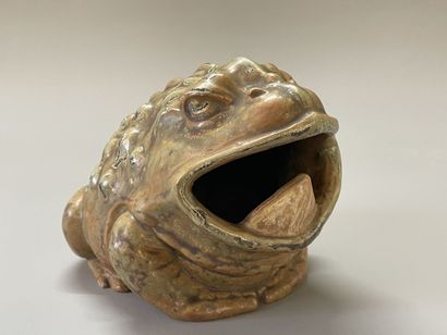 SEVRES- 

Crapaud en grès émaillé.

Cachet...