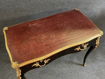 Flat desk in black lacquered wood, underlined...