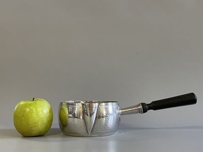 Casserole en argent, manche en bois noirci.

925°/00

D:...