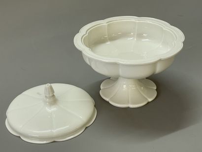 SEVRES. 

Drageoir en porcelaine sur piedouche.

Marque...
