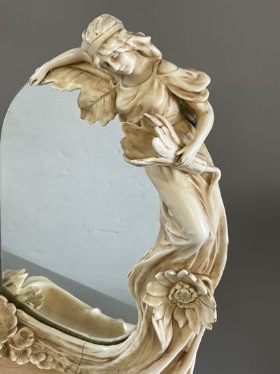 Royal-Dux, Bohème.

Grand miroir de table...