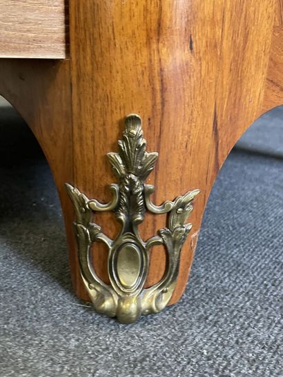 Commode marquetée, ouvrant à quatre tiroirs...