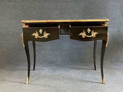Flat desk in black lacquered wood, underlined...