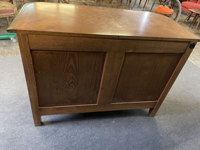 Commode marquetée, ouvrant à quatre tiroirs...