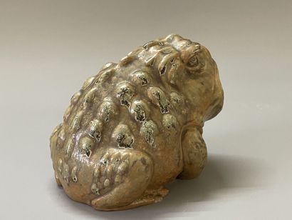SEVRES- 

Crapaud en grès émaillé.

Cachet...