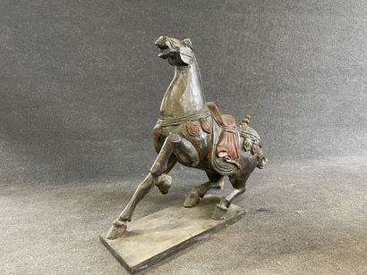 Paire de chevaux décoratifs en bois sculpté...