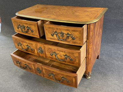 Commode marquetée, ouvrant à quatre tiroirs...