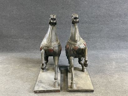 Paire de chevaux décoratifs en bois sculpté...