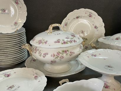 Important white porcelain dinner service...