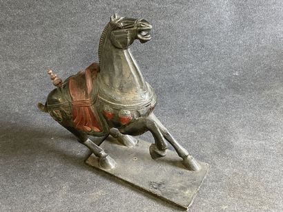 Paire de chevaux décoratifs en bois sculpté...