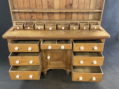 Buffet vaisselier en pin, partie basse ouvrant...