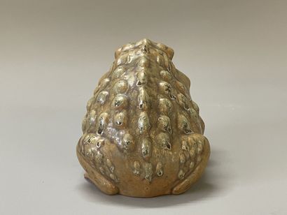 SEVRES- 

Crapaud en grès émaillé.

Cachet...
