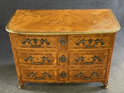 Commode marquetée, ouvrant à quatre tiroirs...