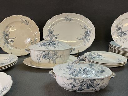 Partie de service de table en faience anglaise...