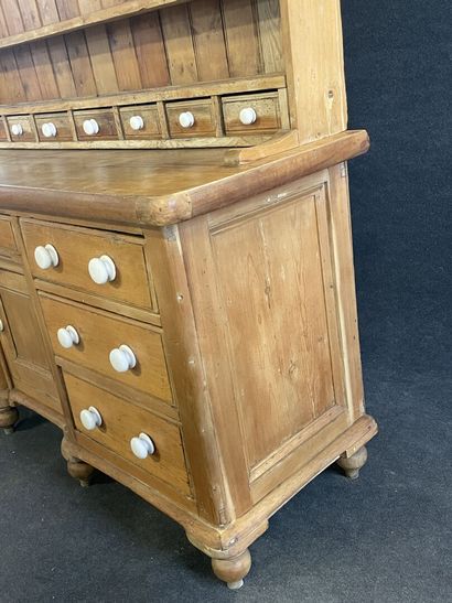 Buffet vaisselier en pin, partie basse ouvrant...