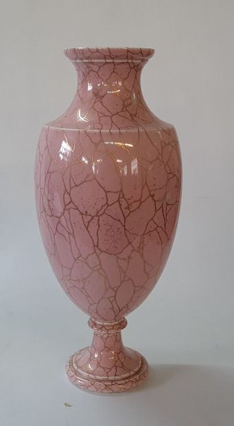 SEVRES - 

Vase balustre en porcelaine rose...