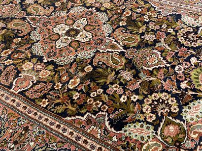Kirman carpet in wool and silk.

IRAN

200...