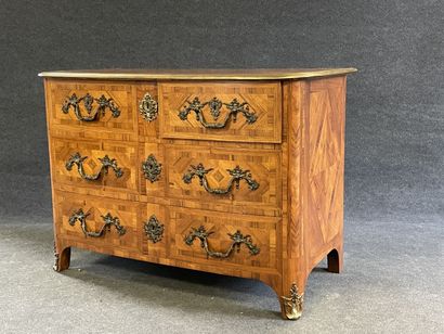Commode marquetée, ouvrant à quatre tiroirs...