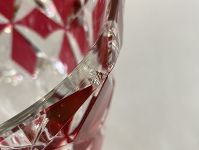 SAINT LOUIS : vase in cut crystal, red.

H:...