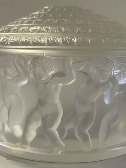 LALIQUE France. 

Bonbonniere 