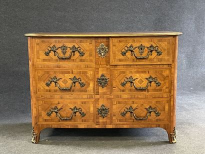Commode marquetée, ouvrant à quatre tiroirs...