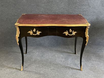 Flat desk in black lacquered wood, underlined...