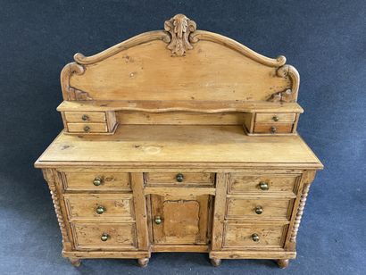 Buffet dressoir en pin de forme rectangulaire...