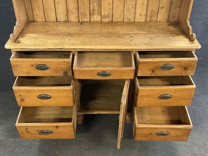 Buffet deux corps vaisselier en pin, ouvrant...