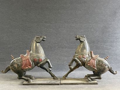 Paire de chevaux décoratifs en bois sculpté...