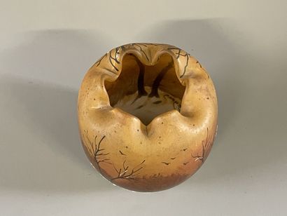 LEGRAS

Vase boule à col dentelé en verre...