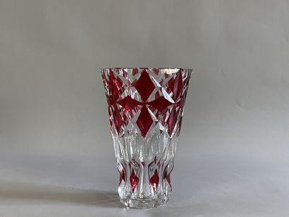SAINT LOUIS : vase in cut crystal, red.

H:...