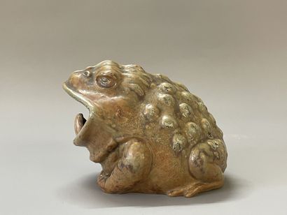 SEVRES- 

Crapaud en grès émaillé.

Cachet...