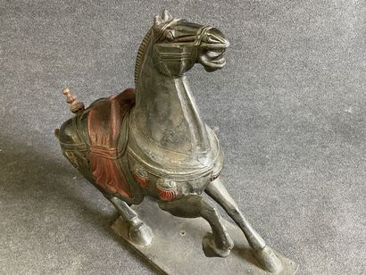 Paire de chevaux décoratifs en bois sculpté...