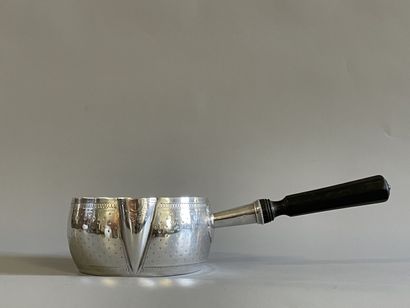 Casserole en argent, manche en bois noirci.

925°/00

D:...