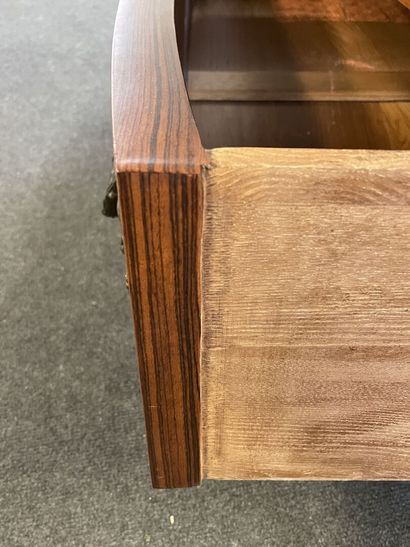 Commode marquetée, ouvrant à quatre tiroirs...