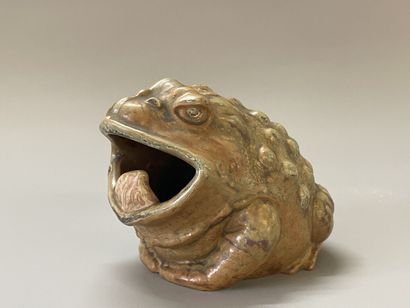 SEVRES- 

Crapaud en grès émaillé.

Cachet...