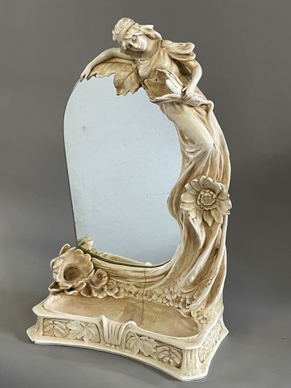 Royal-Dux, Bohème.

Grand miroir de table...