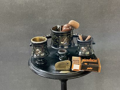 Smoking pedestal table in black lacquered...