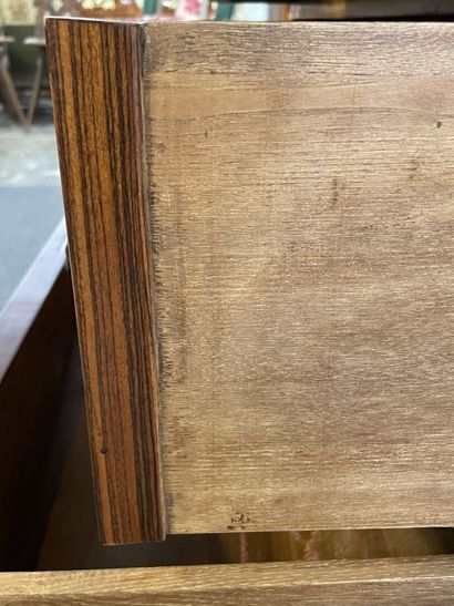 Commode marquetée, ouvrant à quatre tiroirs...