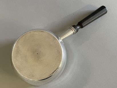 Casserole en argent, manche en bois noirci.

925°/00

D:...