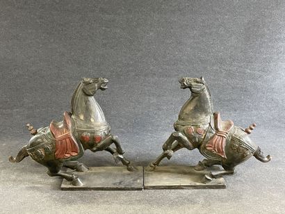 Paire de chevaux décoratifs en bois sculpté...