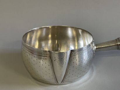 Casserole en argent, manche en bois noirci.

925°/00

D:...