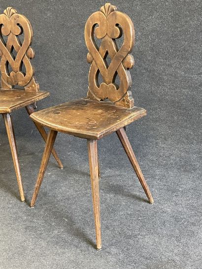Suite of four Alsatian chairs in carved wood.

Beginning...