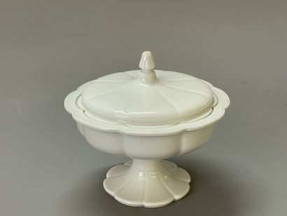 SEVRES. 

Drageoir en porcelaine sur piedouche.

Marque...