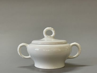 Manufacture de SEVRES 

sucrier en porcelaine.

H:...