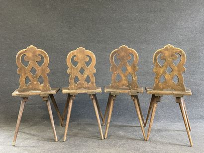 Suite of four Alsatian chairs in carved wood.

Beginning...