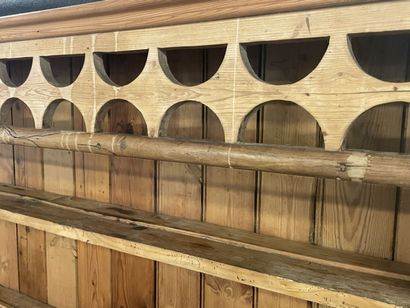 Buffet vaisselier en pin, partie basse ouvrant...